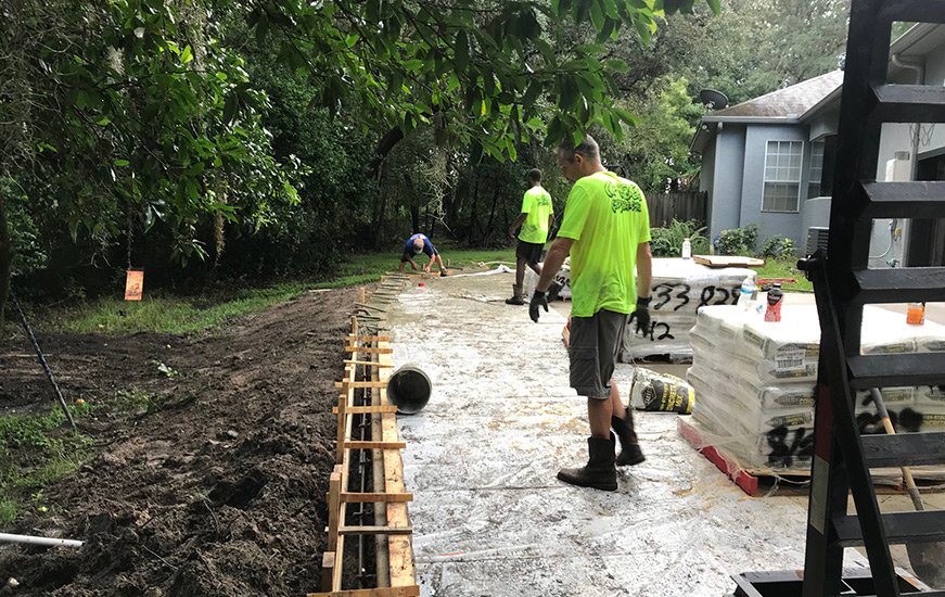 Curbed retaining wall